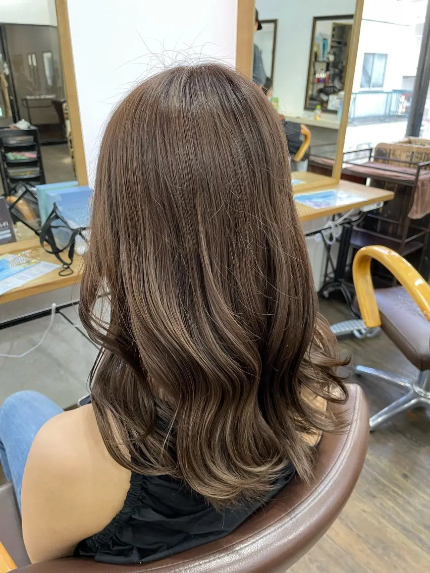 ミディアム 横浜🦋ハイトーン 🫐シャドウルーツのヘアスタイル