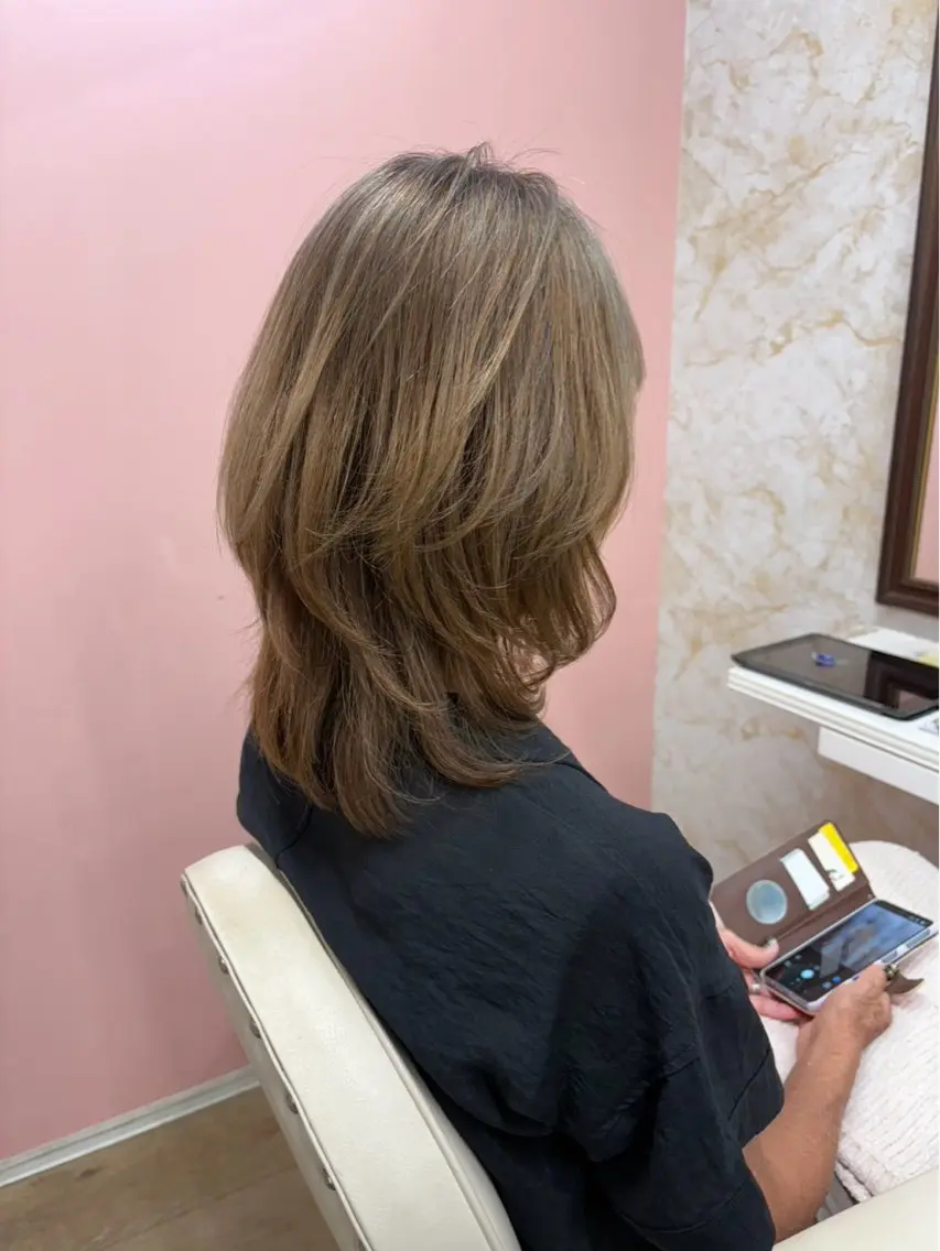ミディアム カラー レイヤーカット カット ヘアカラー FIGARO レイヤ ーカット/縮毛矯正のヘアスタイル