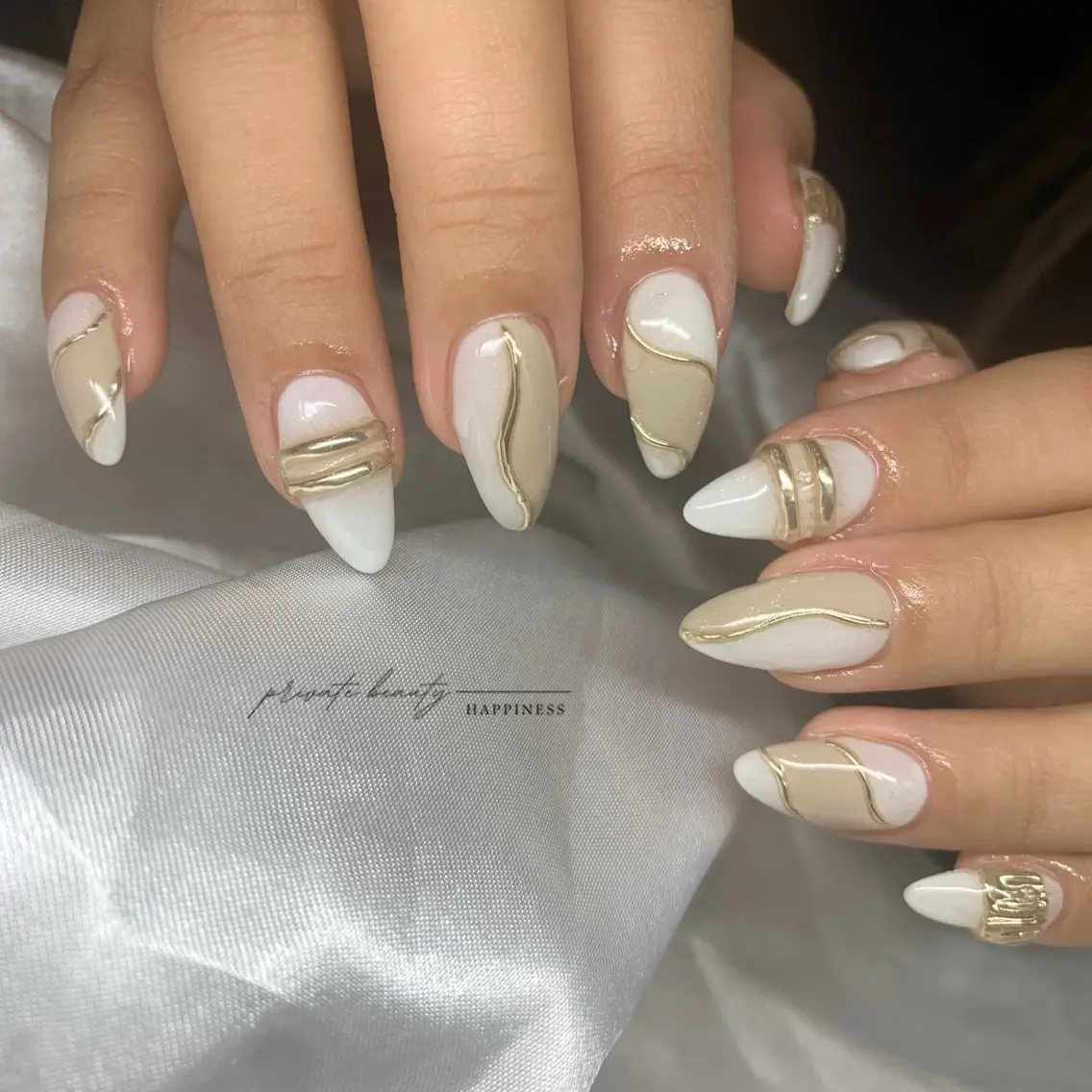 ネイル 長さ出し ロングネイル 持ち込み ニュアンスネイル 赤色 happiness nailのネイルデザイン