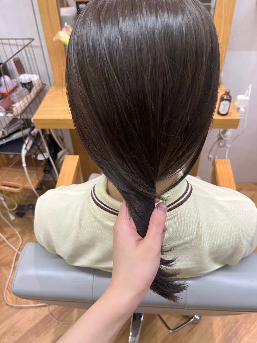 ミディアム カラー 透明感カラー グレージュ オリーブグレージュ オリーブグレー 阿久津真衣 似合わせカットのヘアスタイル