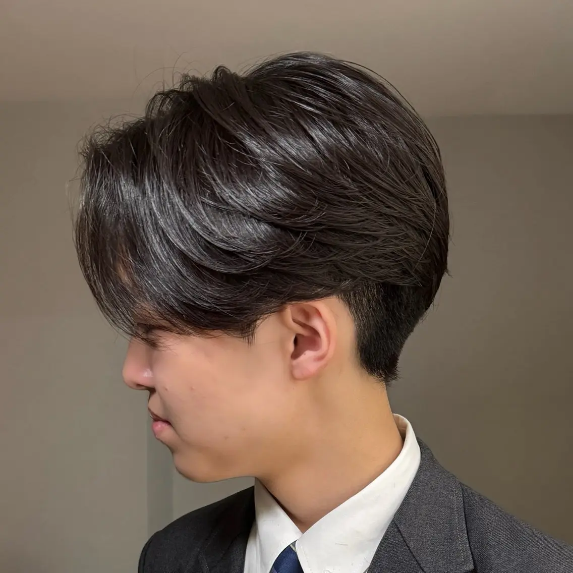 メンズ センターパート ダウンパーマ フェザーパーマ メンズ韓国風 マッシュ カット センターパート特化/ メンズカット/ヒロキのヘアスタイル