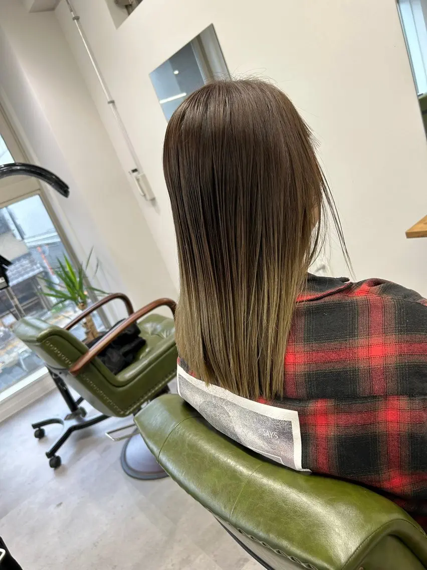 ミディアム カラー バレイヤージュ グラデーションカラー グレージュ ミルクティーグレージュ レイヤーカット カット ヘアカラー トリートメント SHAFT Ieiriのヘアスタイル