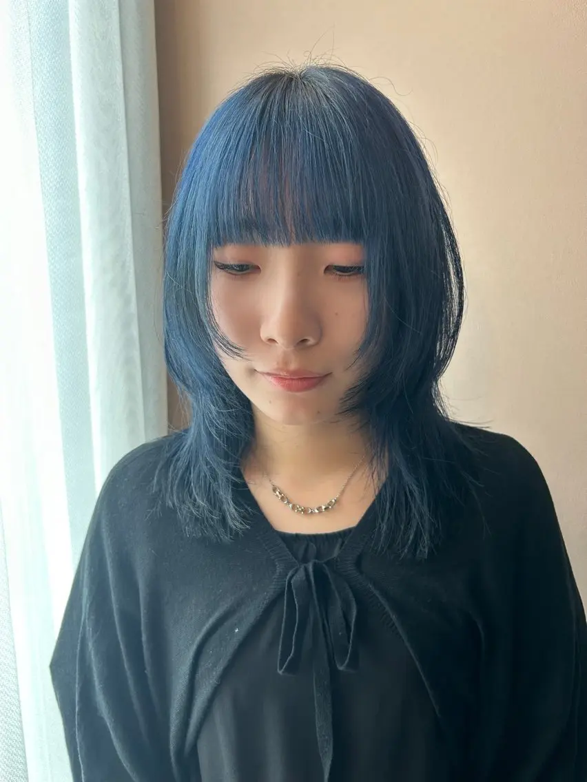 セミロング カラー ブリーチ ブルーカラー ネイビーカラー ウルフカット カット ヘアカラー トリートメント hubhair レイヤー/透明感のヘアスタイル