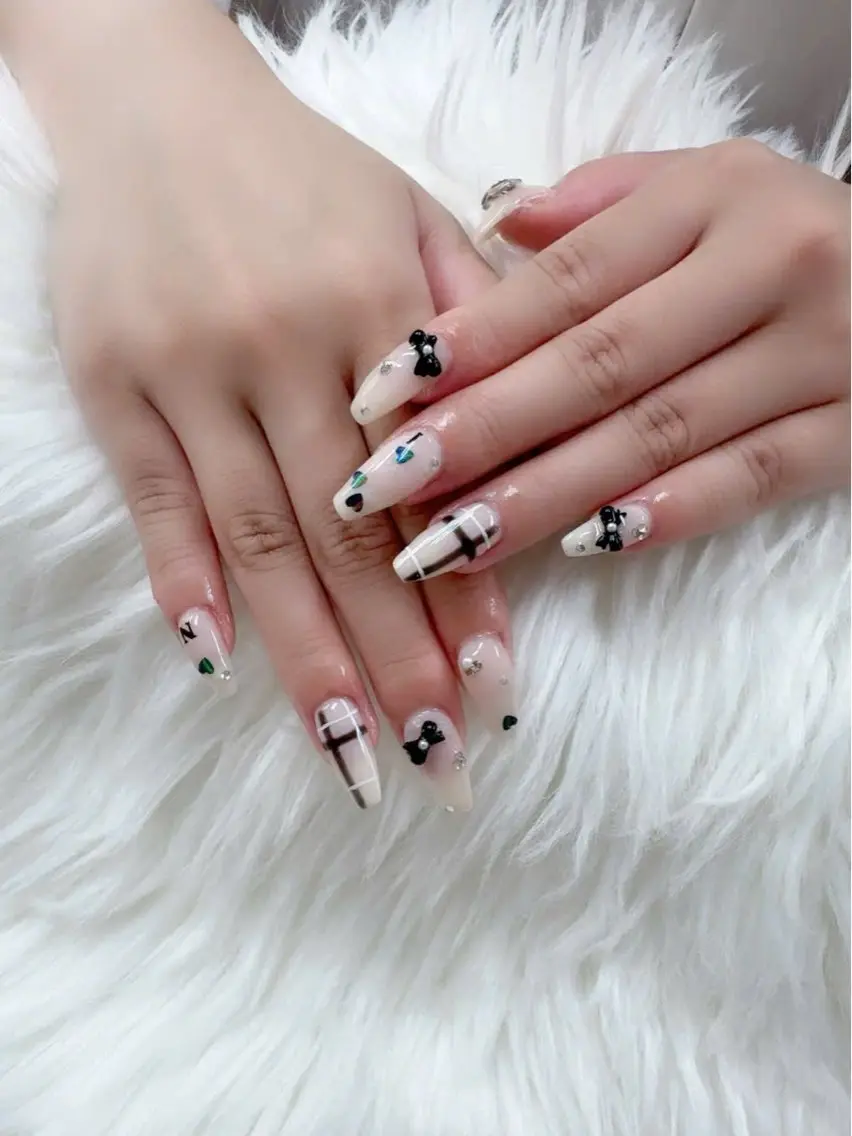ネイル フレンチネイル グラデーション キラキラネイル 韓国ネイル マグネットネイル ハンドネイル ハンドケア Hara Nail 【持ち込みOK】のネイルデザイン