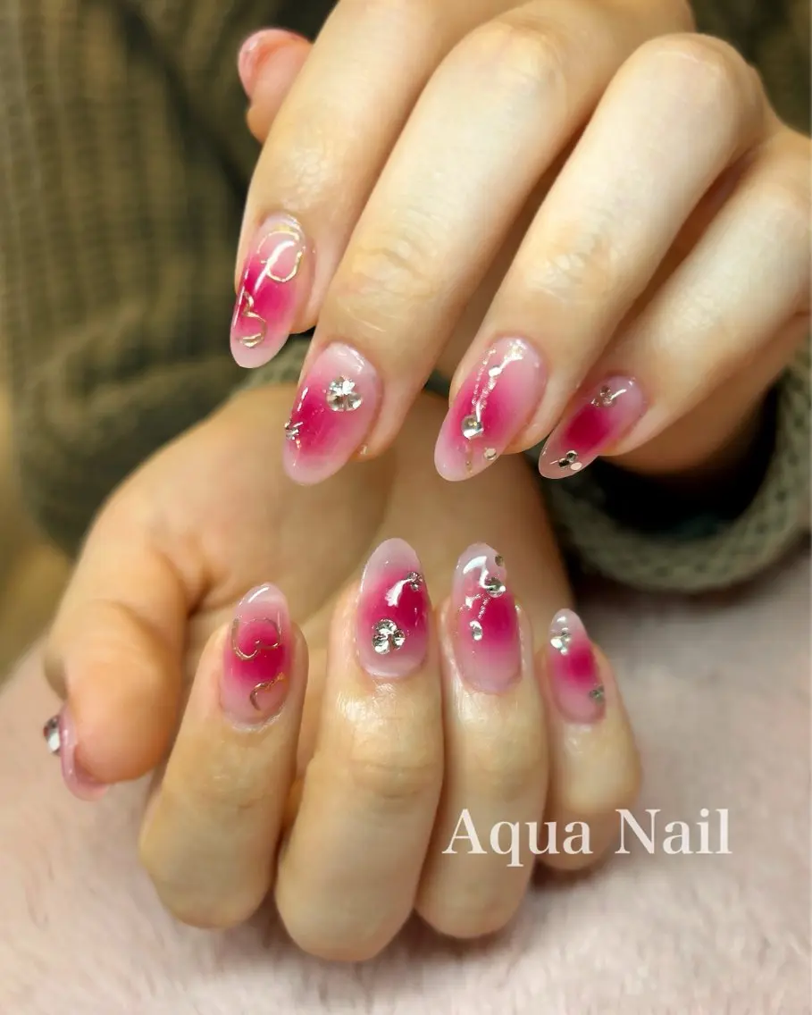 ネイル アートネイル ボルドー チークネイル ゴールド ストーンネイル ハンドネイル AQUA NAILのネイルデザイン