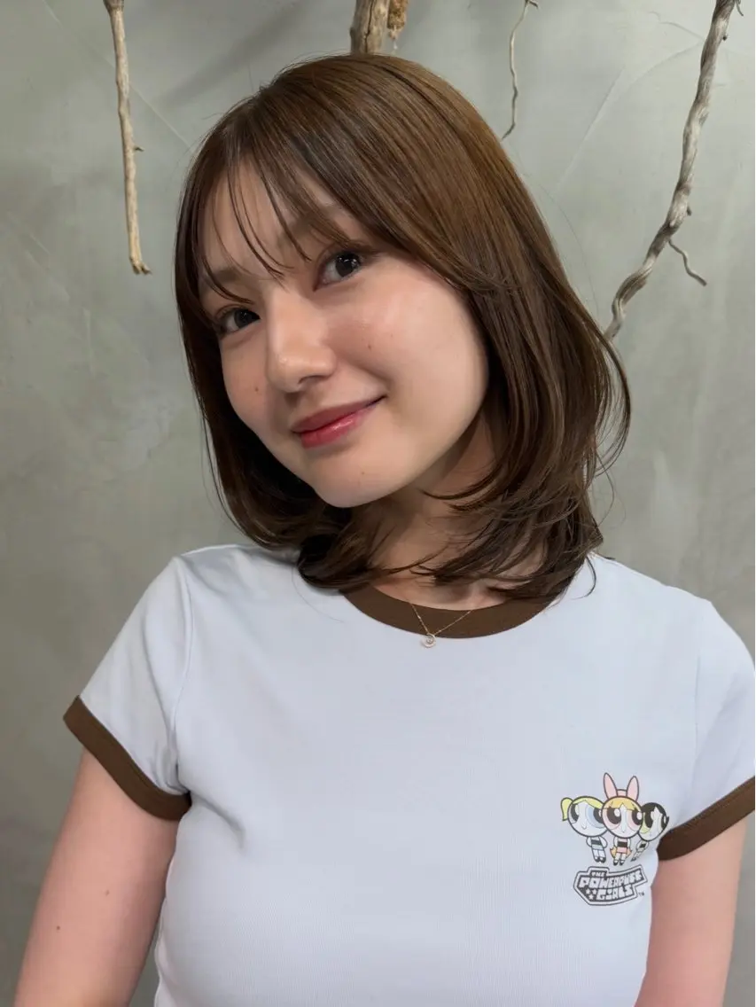 ミディアム カラー ミディアムレイヤー ベージュカラー イエローカラー 顔まわりレイヤー レイヤーカット カット ヘアカラー RorriM natsuのヘアスタイル