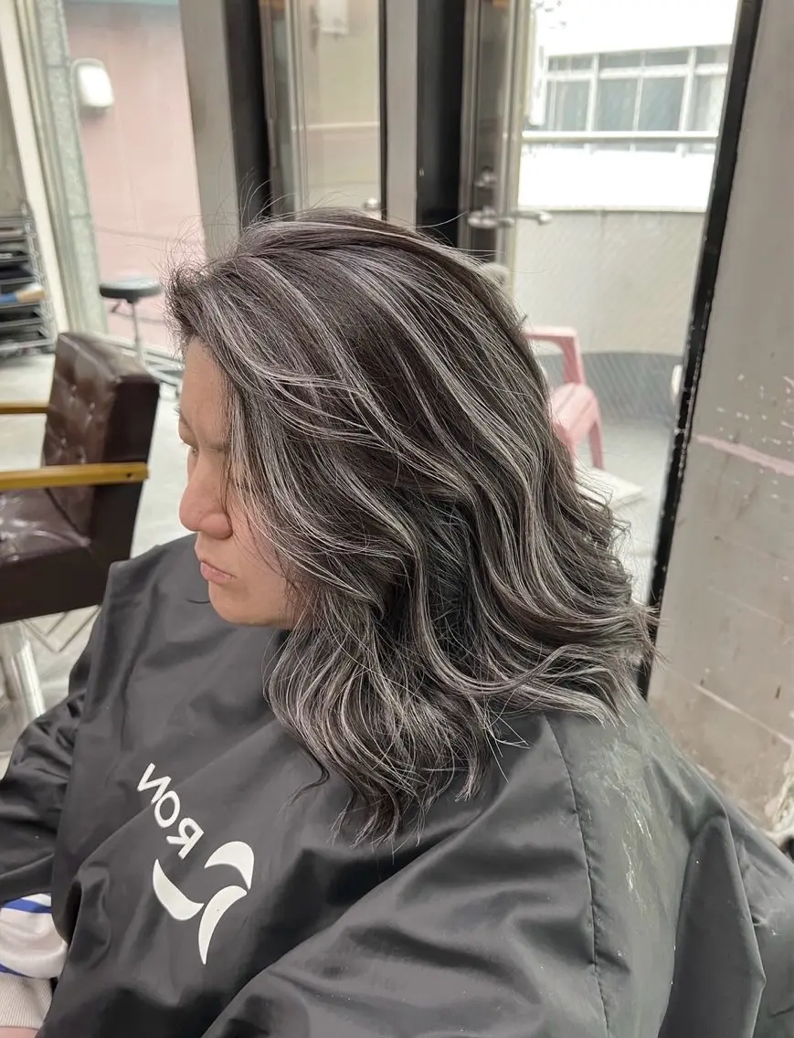 ミディアム カラー ダークグレー ダークグレージュ グレージュ ハイライトカラー ハイライト カット ヘアカラー トリートメント 指名数No.1 /NAOYAのヘアスタイル