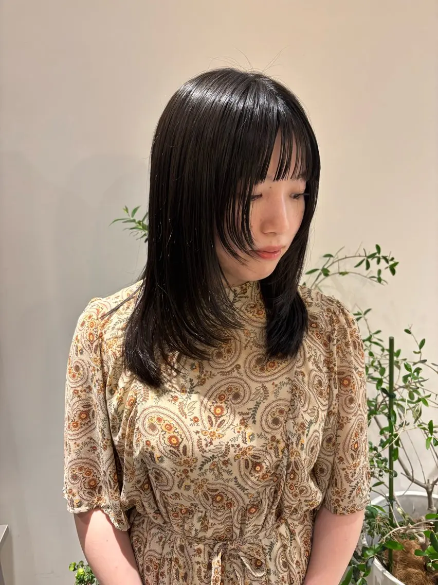 ミディアム カラー 透明感カラー ダークグレー レイヤーカット カット ヘアカラー トリートメント 透明感カラー/ レイヤーkotonoのヘアスタイル