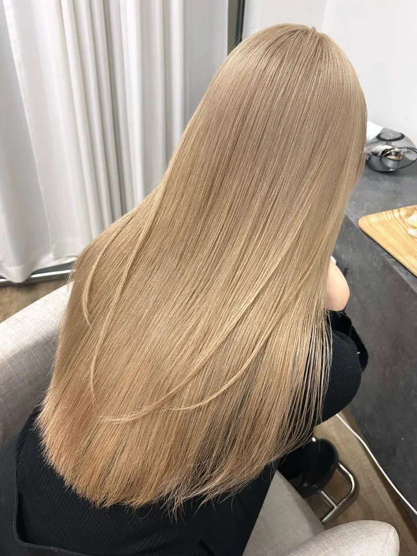 ロング カラー ヘアカラー トリートメント Ayame / ハイトーンカラーのヘアスタイル