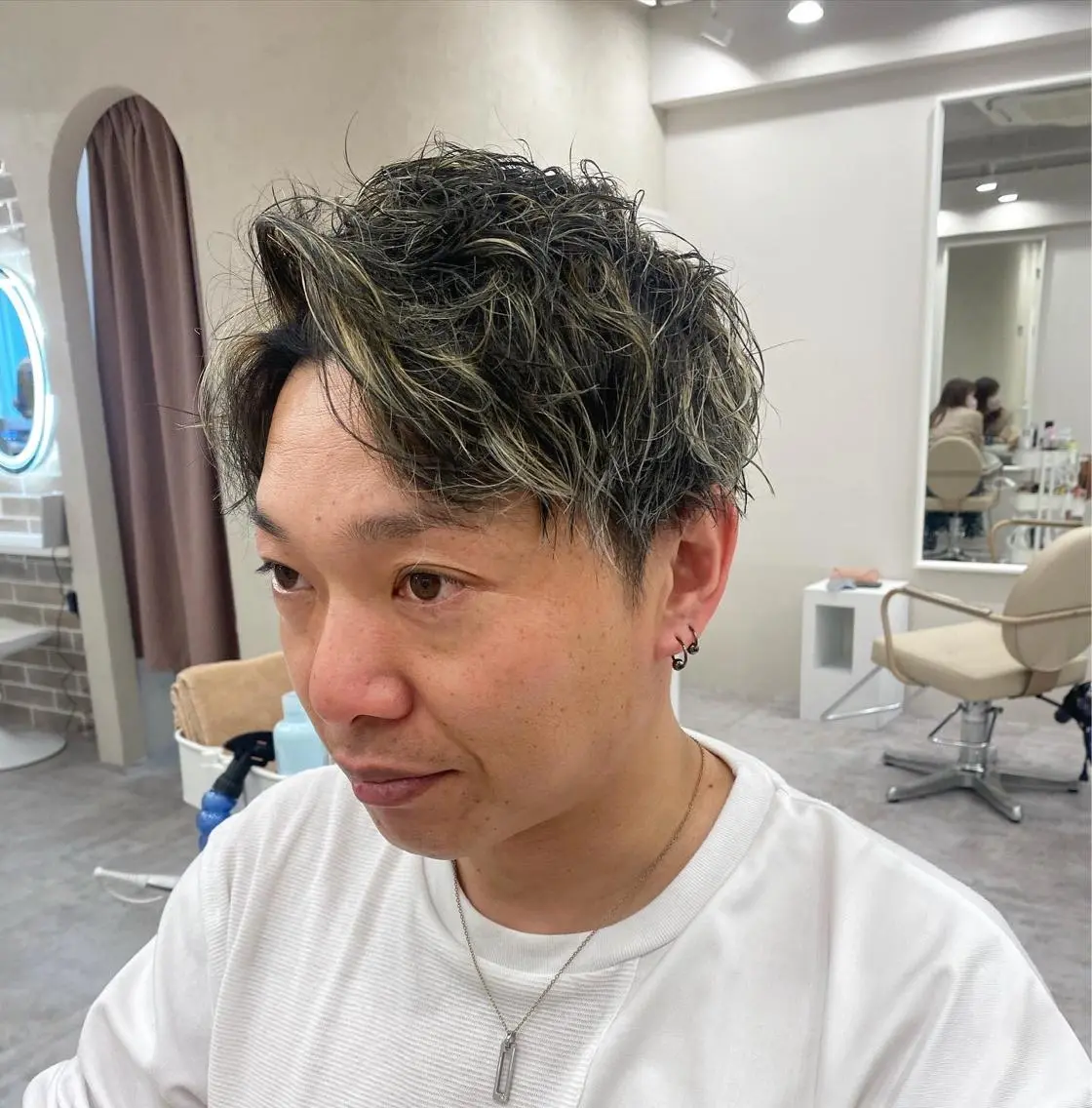 カラー パーマ メンズ アップバング メンズハイライト メンズパーマ ハイライトカラー スパイラルパーマ 佐々木 雪菜のヘアスタイル