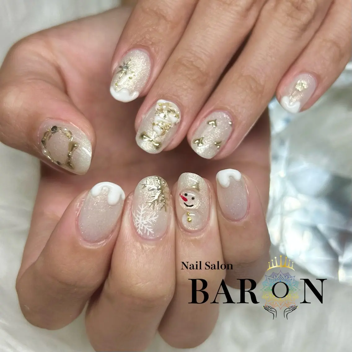 ネイル ゴールド ホワイト 冬ネイル クリスマス ハンドネイル ♛︎BARON♛︎ SUMIRE.のネイルデザイン