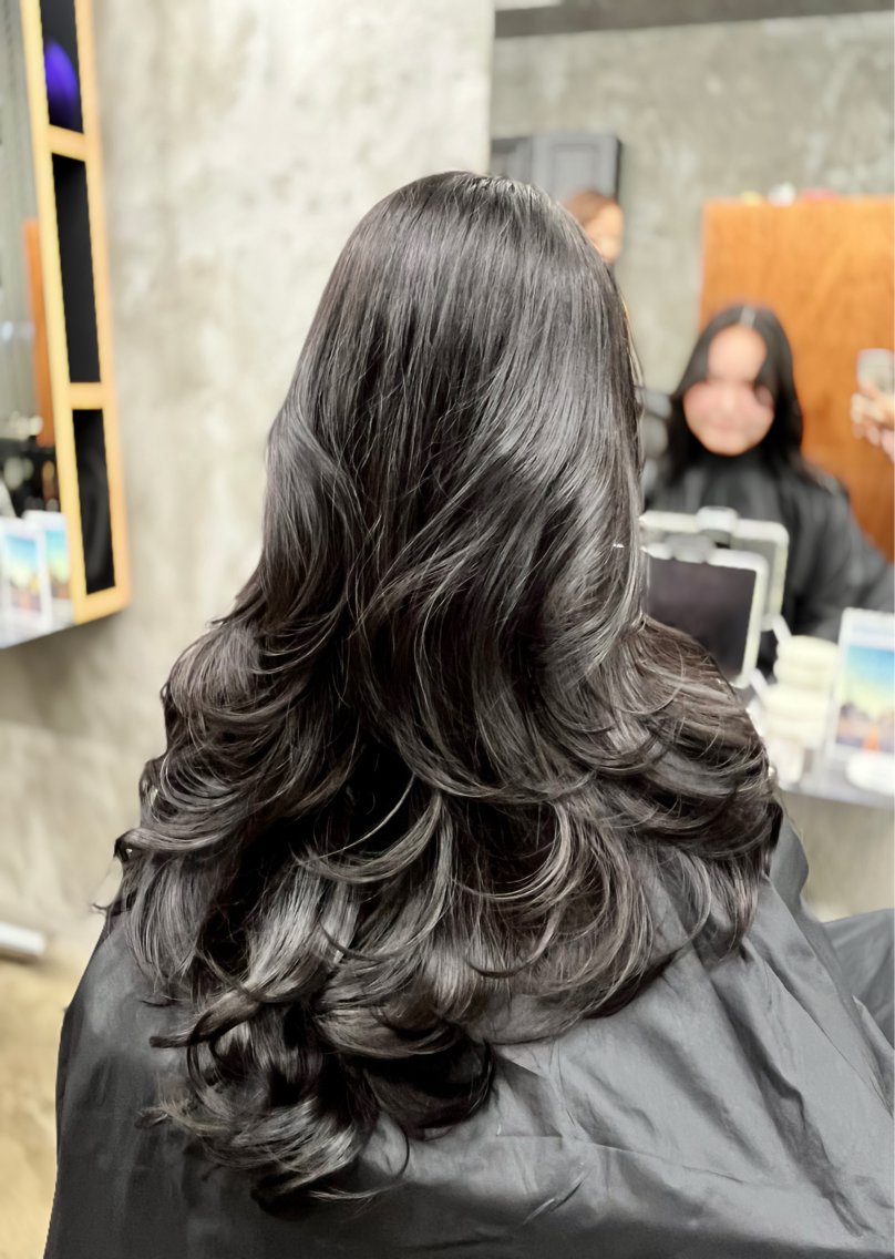 カラー ESSENZA 秋山のヘアスタイル