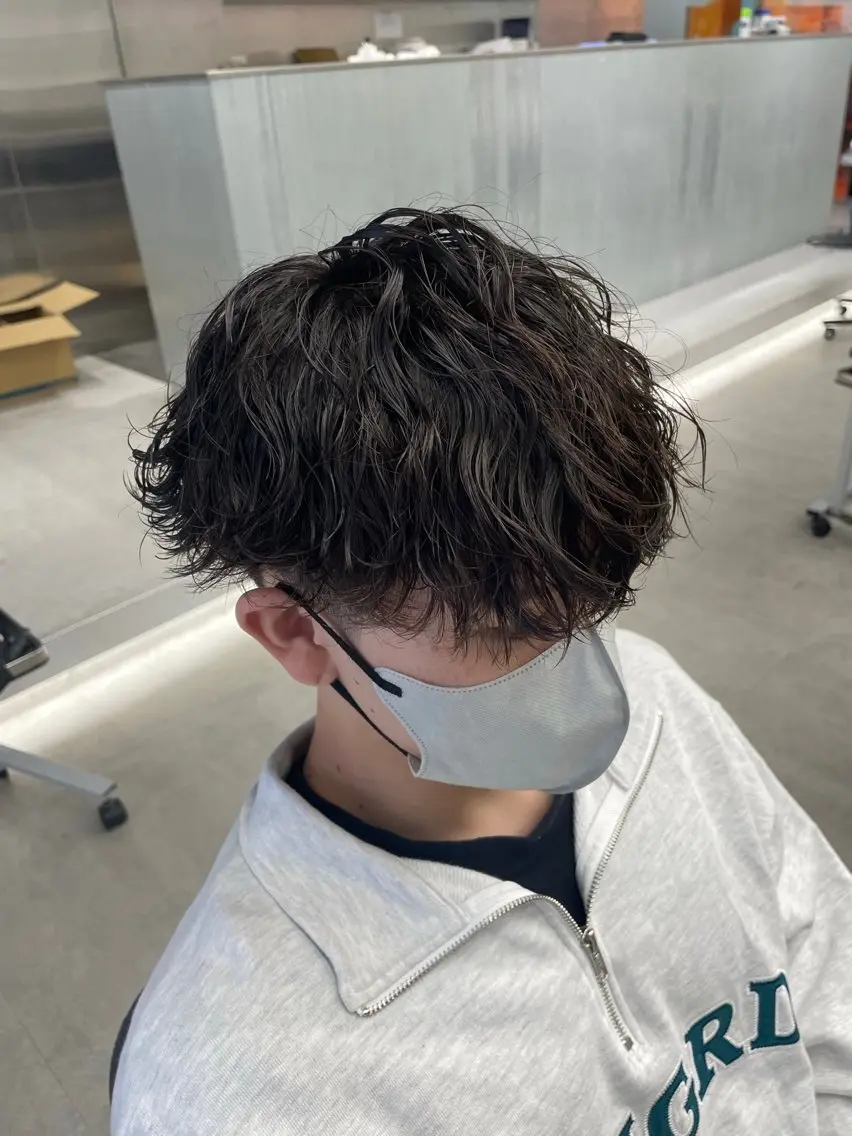 ショート カラー パーマ メンズ メンズパーマ メンズツイストパーマ 波巻きパーマ スパイラルパーマ ツイストパーマ カット ヘアカラー パーマ フェザーショート⚡️ REONのヘアスタイル