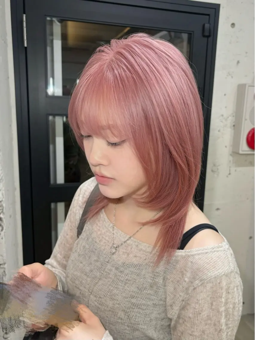 ミディアム カラー ピンクカラー ハッシュカット カット ヘアカラー Airi 韓国y2k ハイレイヤーのヘアスタイル