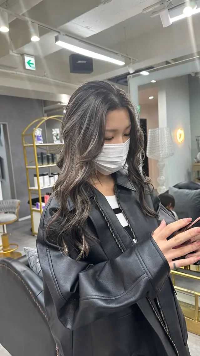 ロング ヘアカラー 韓国風　白髪ぼかし NAOTOのヘアスタイル