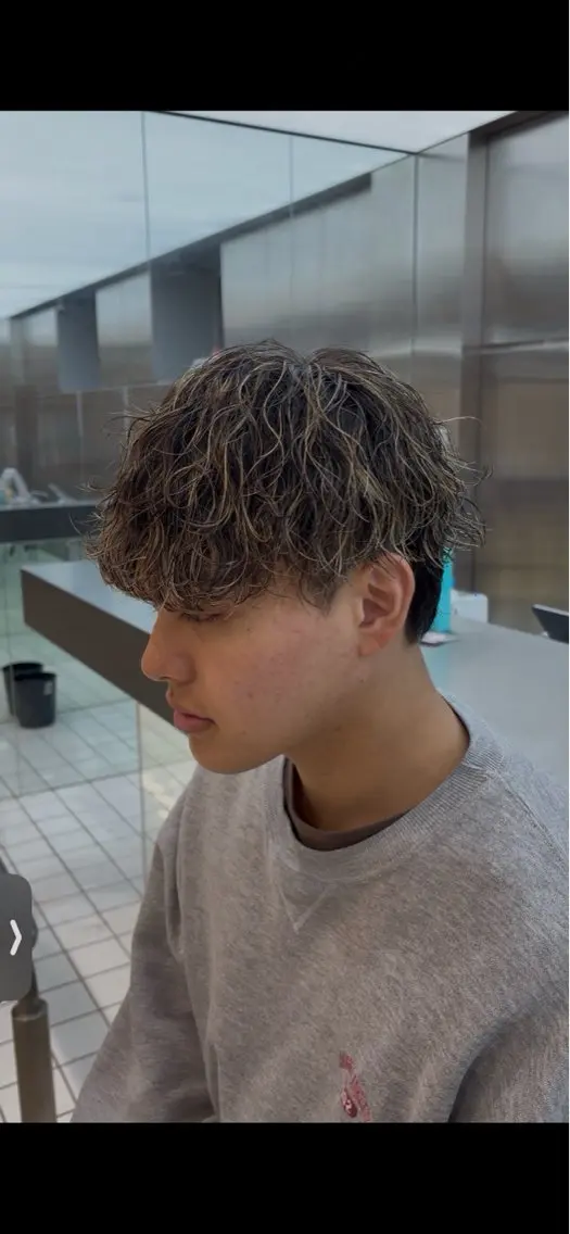 カラー パーマ メンズ メンズハイライト 波巻きパーマ ハイライトカラー カット ヘアカラー パーマ fifth park 六反穂 龍介のヘアスタイル
