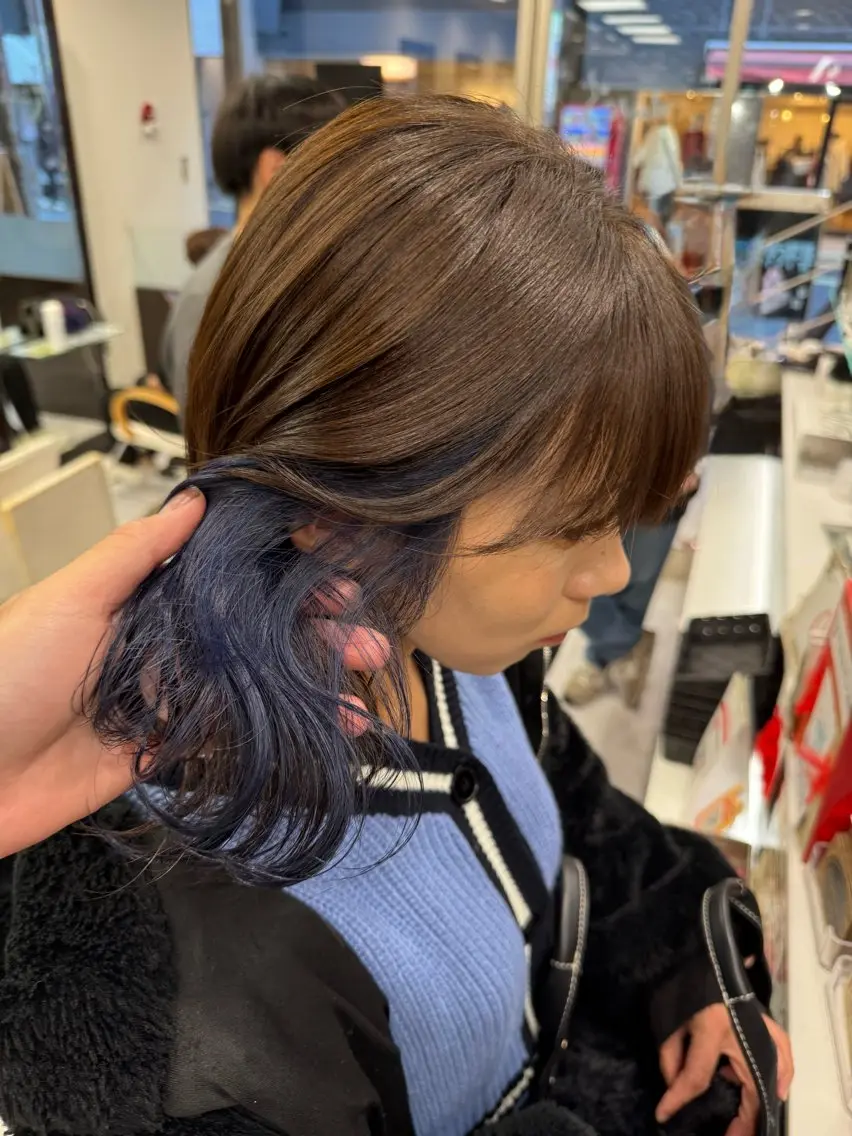 ミディアム カラー ヘアアレンジ 切りっぱなしボブ アッシュ アッシュブラウン ミストバング ブリーチ カット ヘアカラー トリートメント 目黒 碧人のヘアスタイル