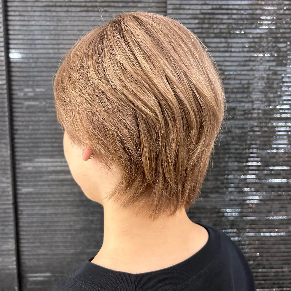 ショート カラー メンズ ベージュカラー ダブルカラー ミルクティーベージュ 對馬 光梨のヘアスタイル