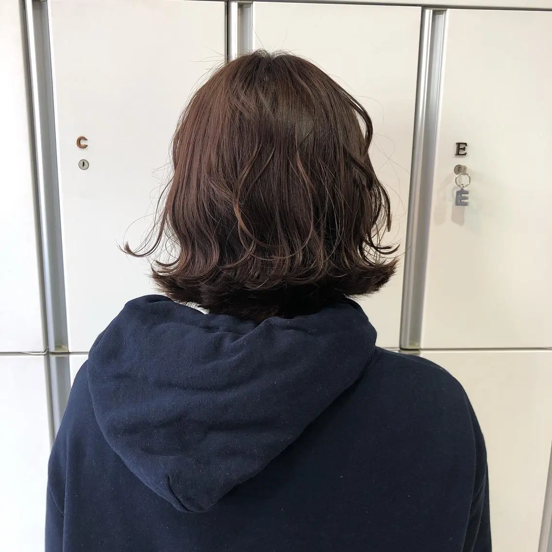 ショート ボブ レイヤー/顔まわり カット/地毛風カラーのヘアスタイル