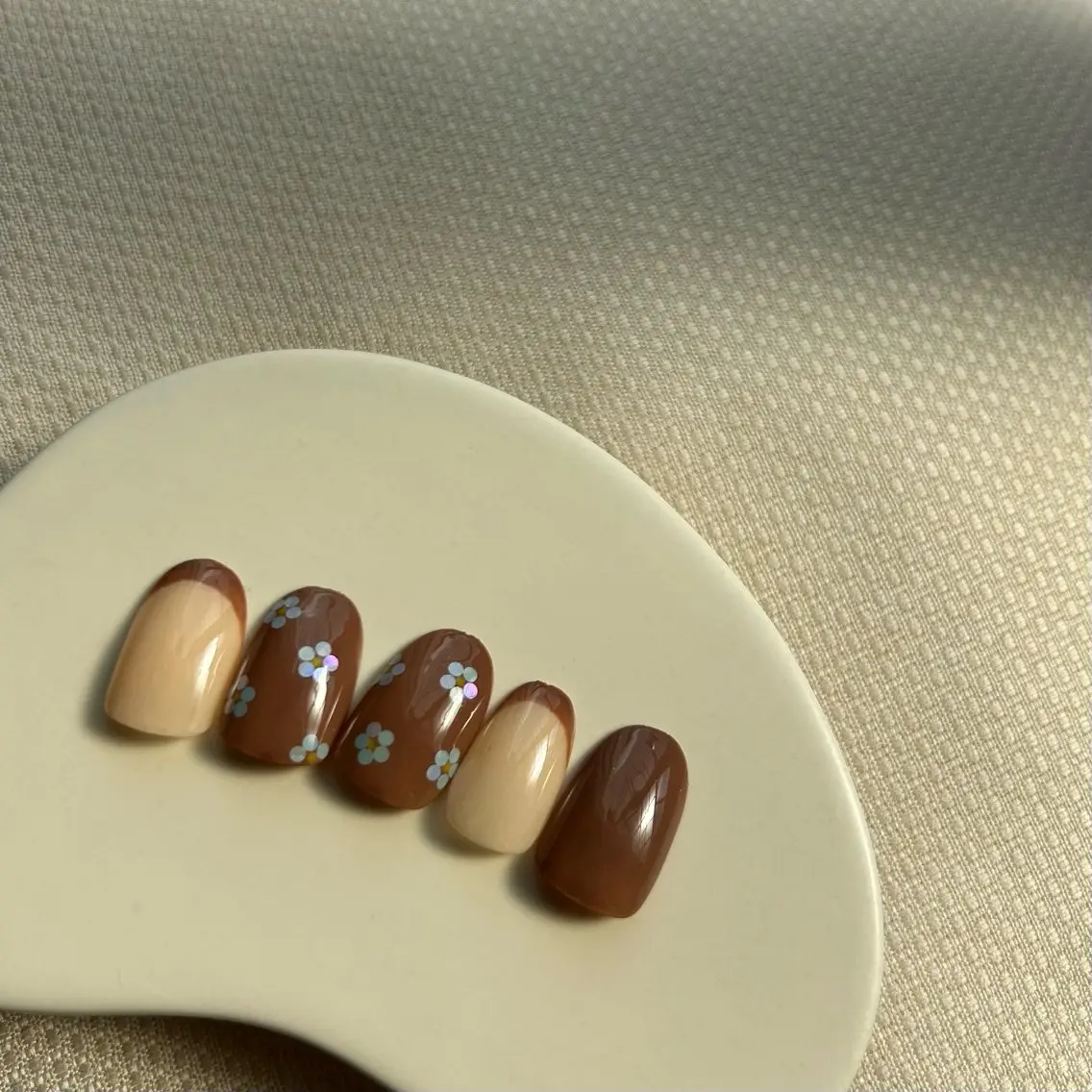 ネイル ブラウン フラワーネイル nailsalon kiii'sのネイルデザイン
