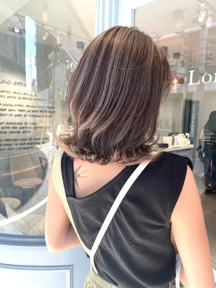 ミディアム カラー 360°キレイな ショートカットのヘアスタイル