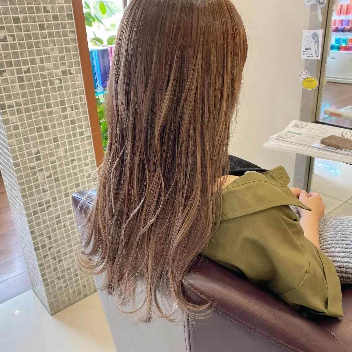 ロング カラー ベージュカラー ハイライトカラー ミルクティーベージュ ハイライト カット ヘアカラー トリートメント 鈴木 翔梧のヘアスタイル
