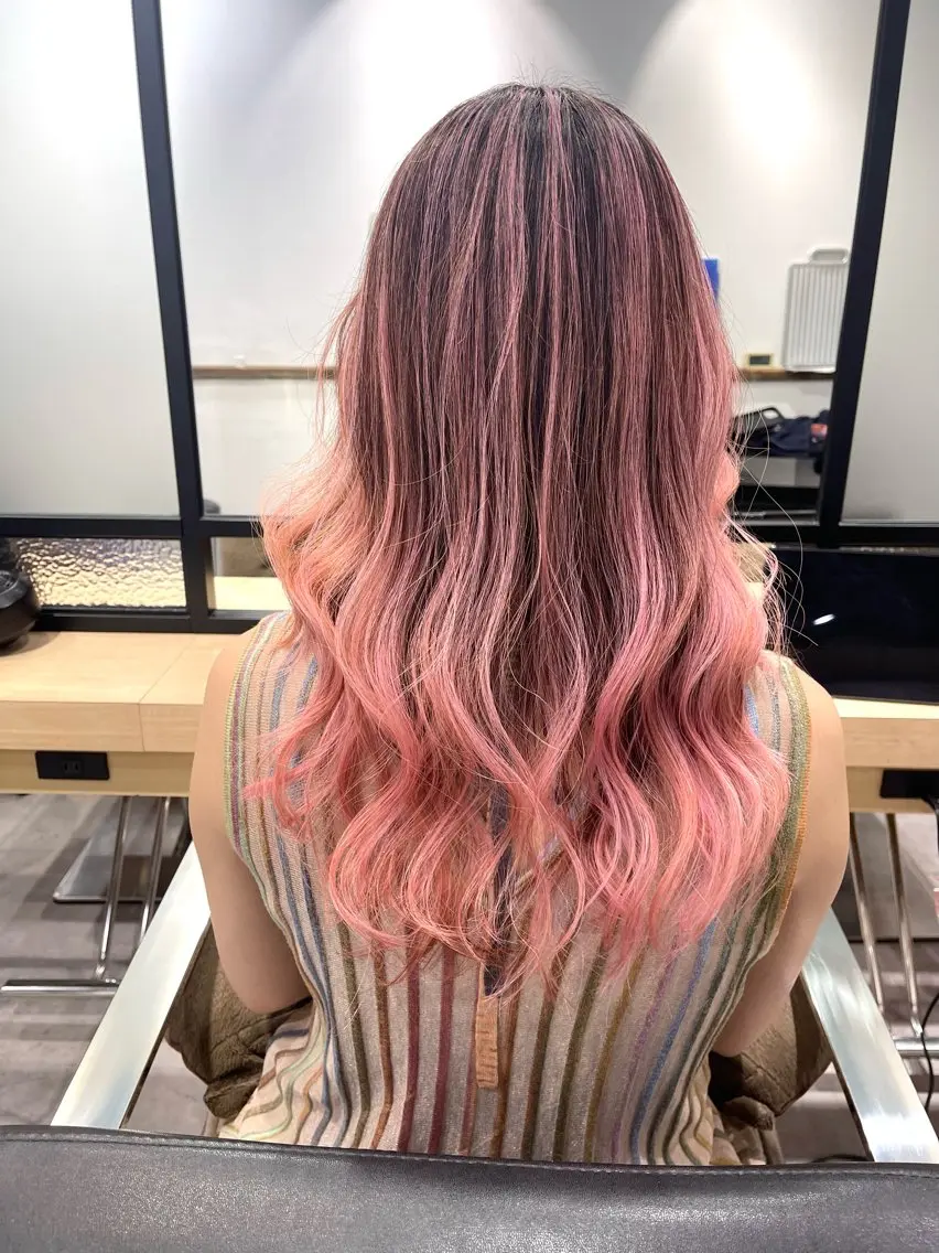 セミロング カラー バレイヤージュ ピンクカラー レイヤーカット ヘアカラー トリートメント 白髪ぼかしハイライト バレイヤージュヤマトのヘアスタイル