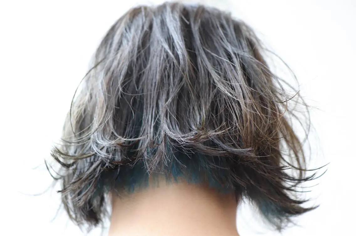 ショート カラー 切りっぱなしボブ ブリーチ ブルーカラー グレージュ ミント AGU akariのヘアスタイル