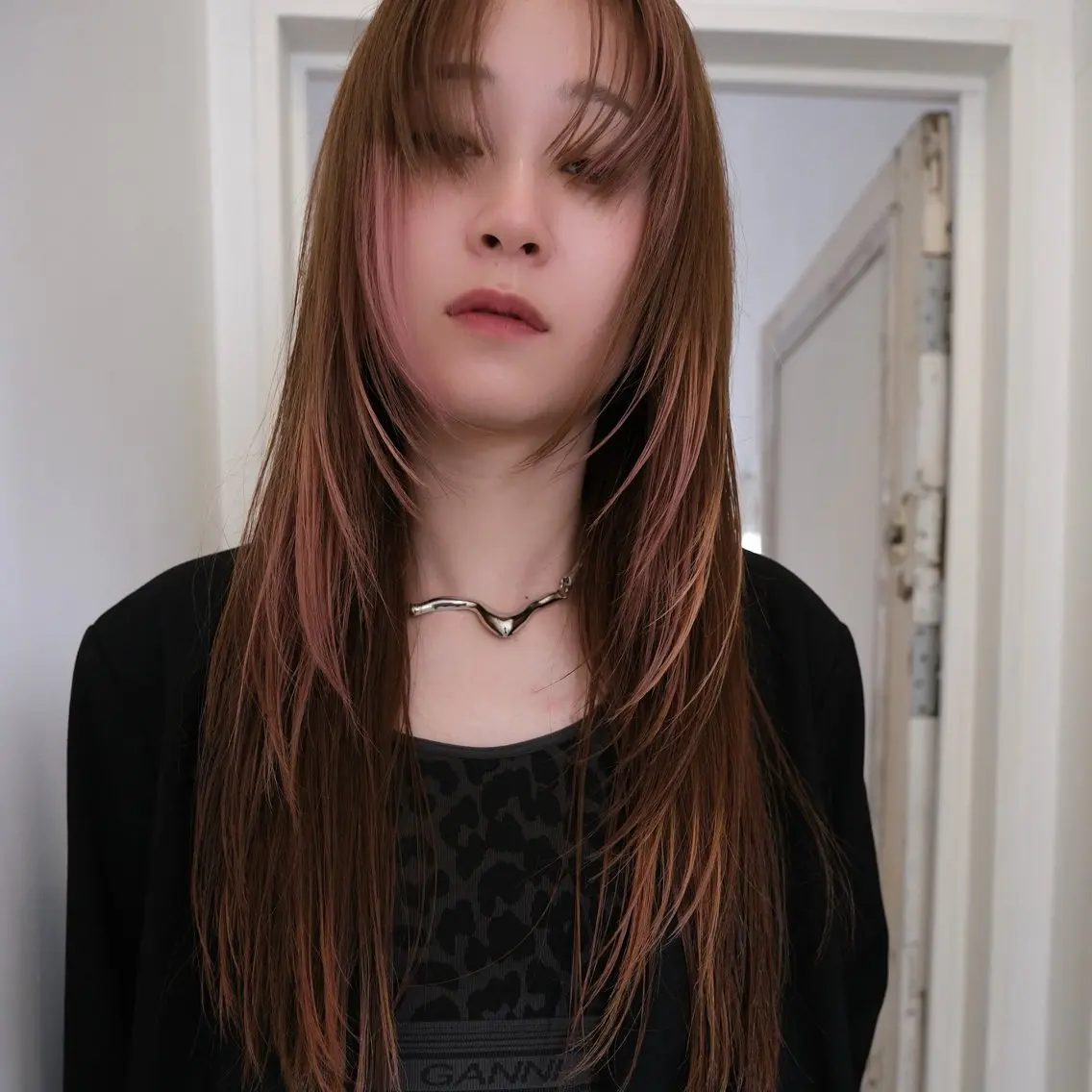 ロング カラー ロングレイヤー ベージュカラー デザインカラー ピンクカラー ピンクベージュ カット ヘアカラー YUNA /レイヤーカットのヘアスタイル