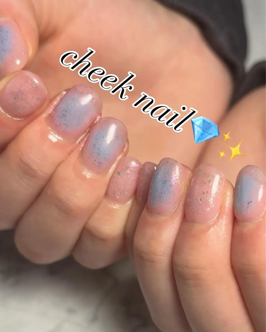 ネイル チークネイル キラキラネイル 水色 ハンドネイル osakana nailのネイルデザイン