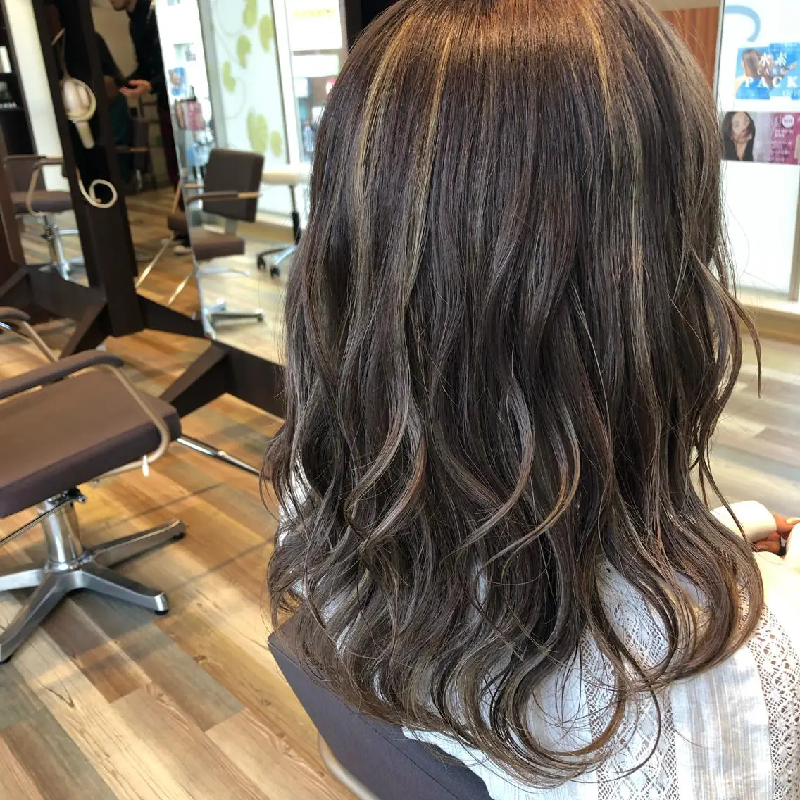 ロング カラー パーマ ヘアアレンジ アッシュ アッシュグレー アッシュグレージュ グレージュ 外国人風カラー ヘアカラー トリートメント 大山 望のヘアスタイル