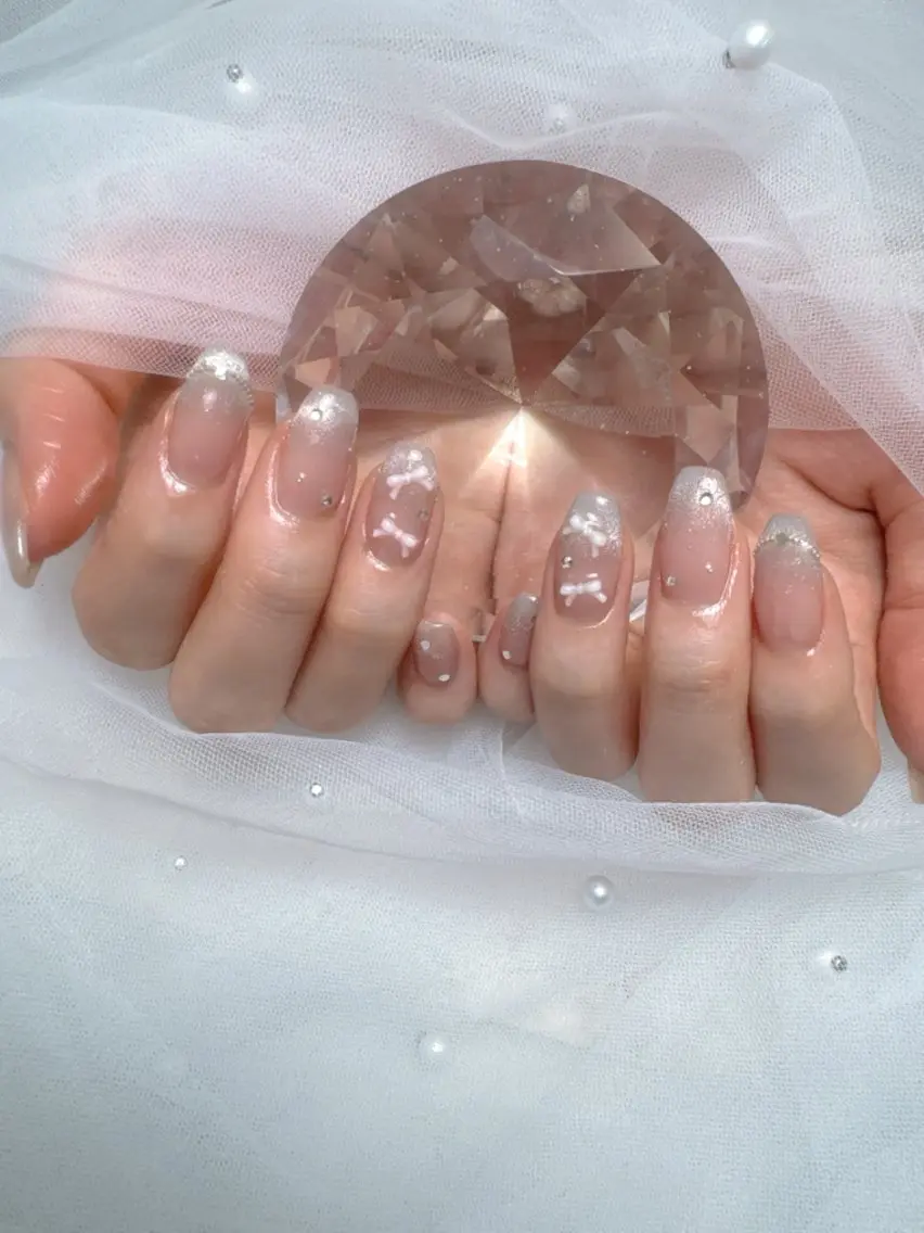 ネイル フットネイル フレンチネイル ガラスフレンチ キラキラネイル 韓国ネイル フットネイル Queeens nailのネイルデザイン