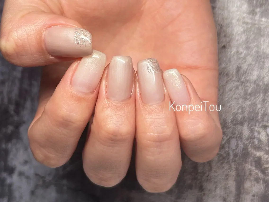 ネイル ラメ(グリッター) シルバー ホワイト ハンドネイル おうちのネイルサロン KonpeiTouのネイルデザイン