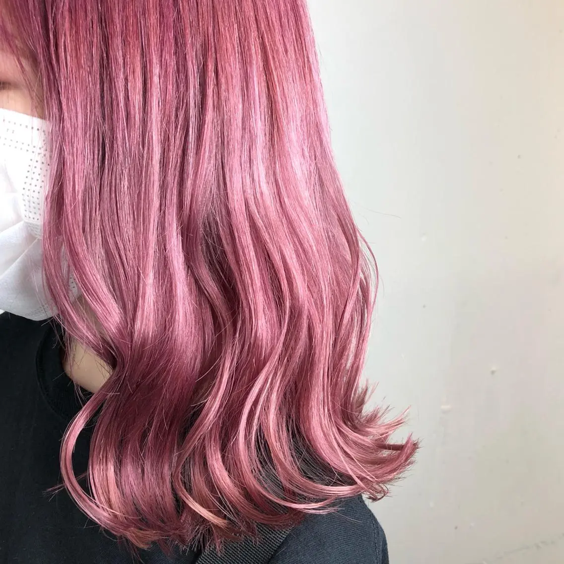 ミディアム カラー パーマ ヘアアレンジ ブリーチ ピンクカラー 八巻 晴香のヘアスタイル