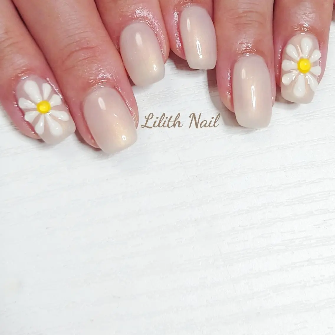 ネイル ぷっくりネイル シンプルネイル スクエアネイル 夏ネイル ホワイト ハンドネイル Lilith Nailのネイルデザイン
