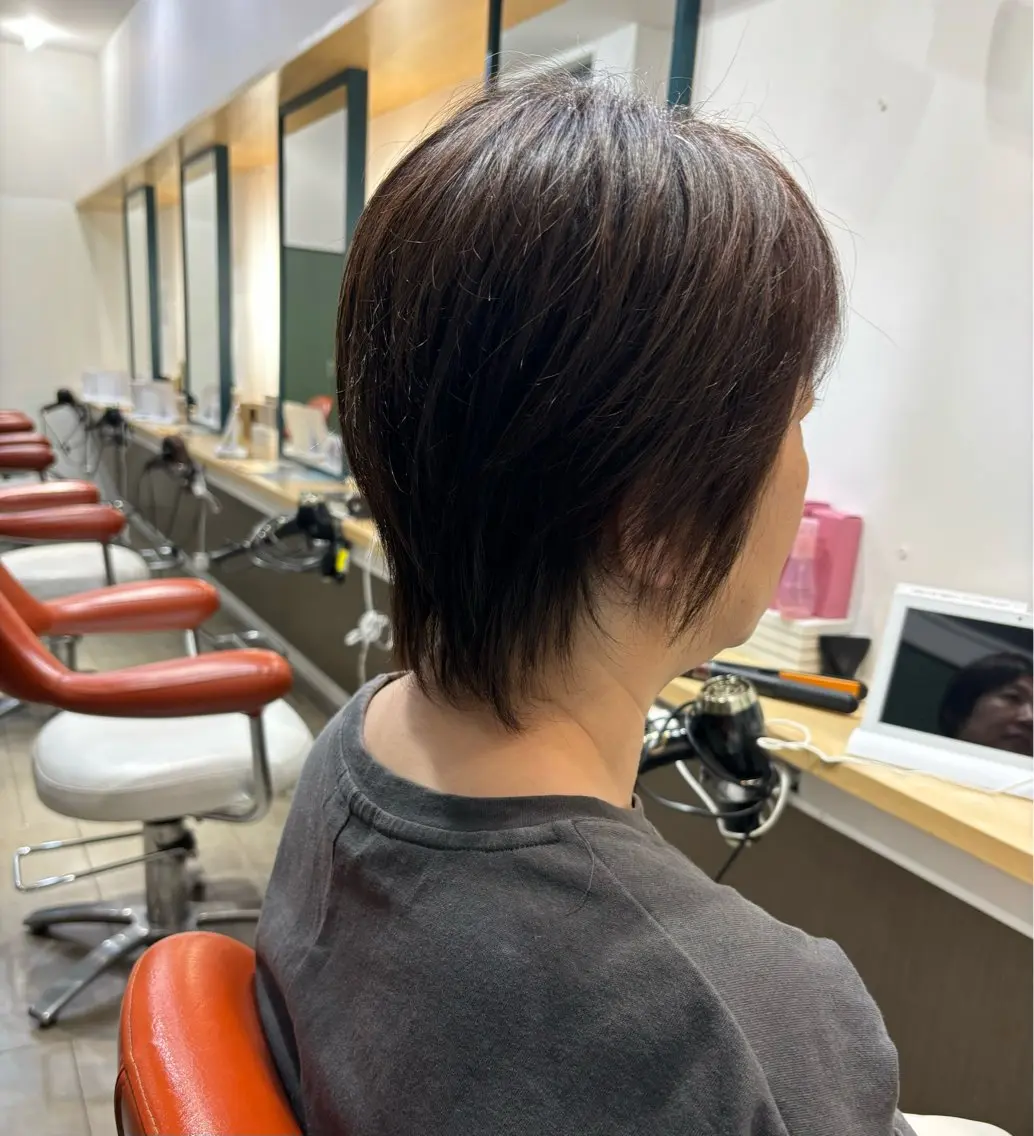 ショート ヘアカラー 飯岡 セナのヘアスタイル