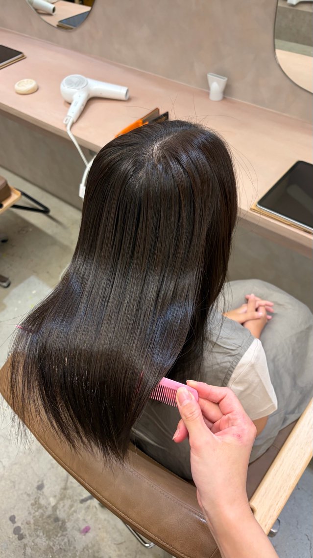 セミロング 縮毛矯正 ひとみ🎀美髪矯正 ×透明感カラーのヘアスタイル
