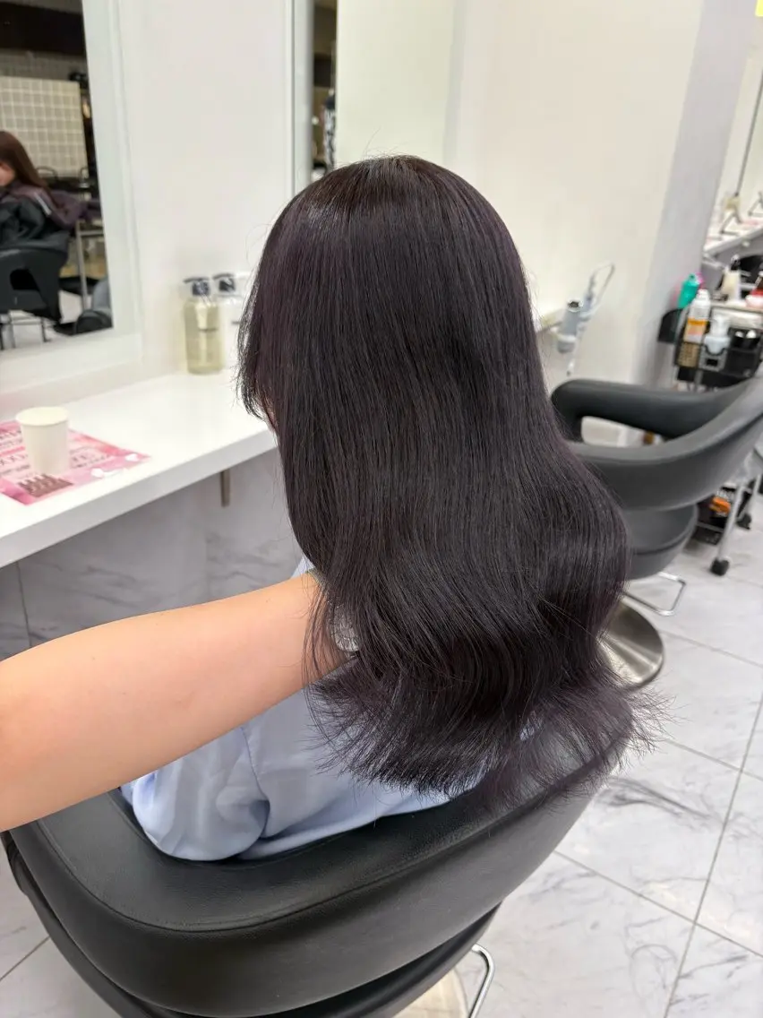 ロング 寒色/ベージュヘア ブリーチありMiOのヘアスタイル
