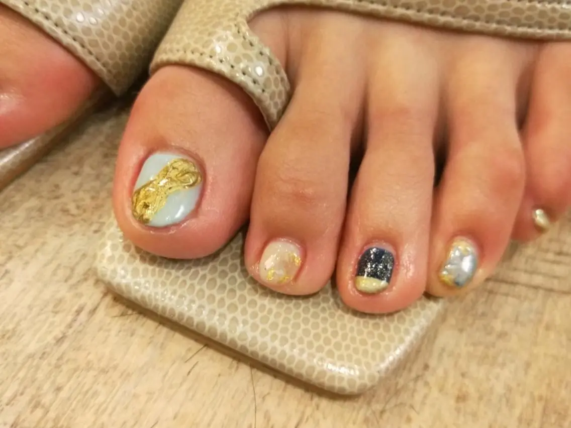 ネイル フットネイル はばすみれ🎀ﾈｲﾙ 光ﾌｪｲｼｬﾙ ﾍｱのネイルデザイン