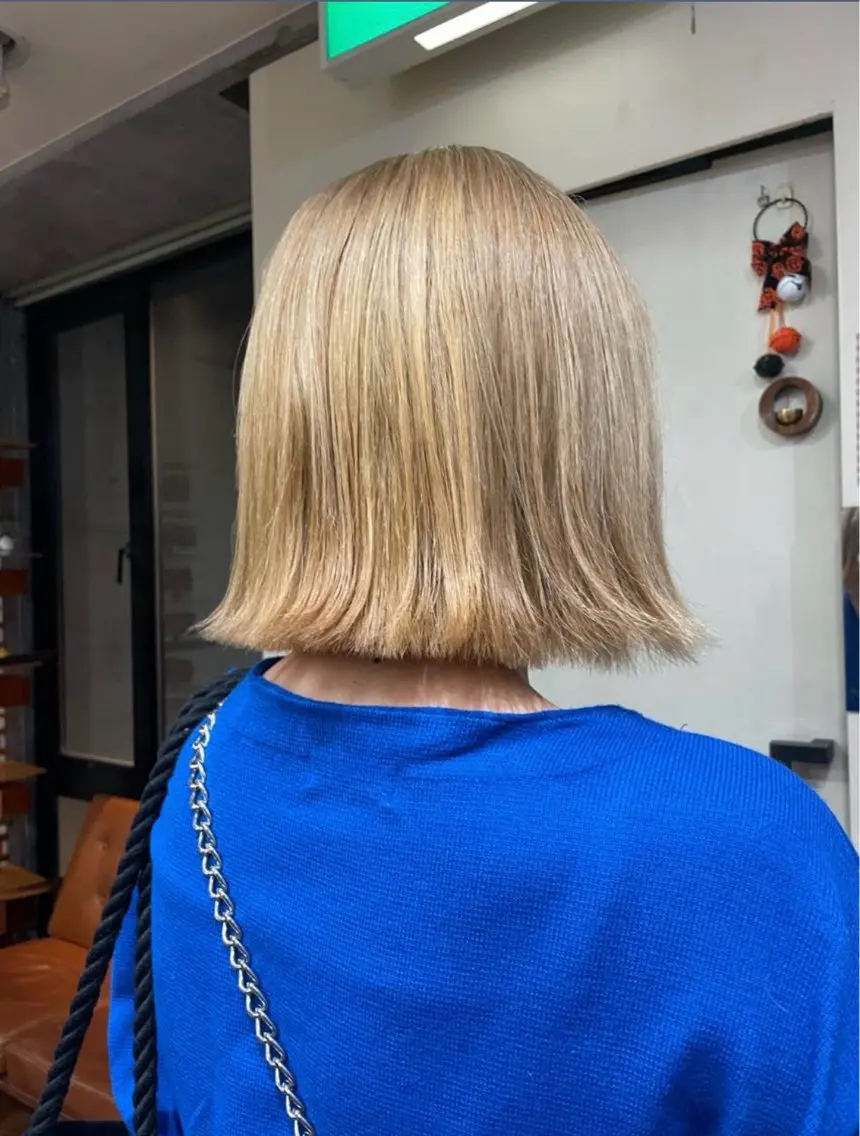ミディアム カラー 切りっぱなしボブ ブロンド ボブ ミニボブ/レイヤー ボブ/渋谷/ 宍戸のヘアスタイル