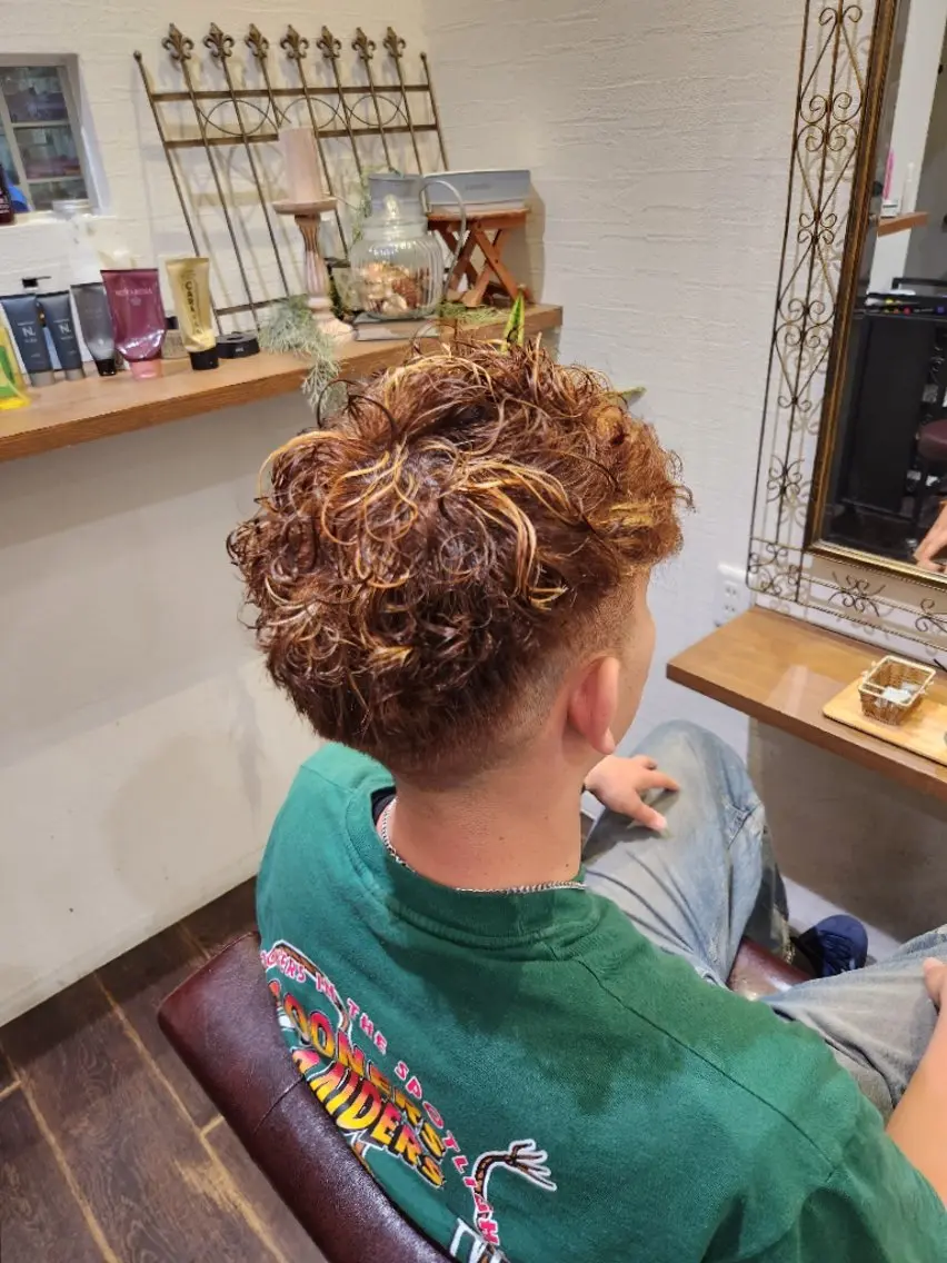 ショート パーマ メンズ フェードカット メンズパーマ ツイストスパイラルパーマ 刈り上げ スパイラルパーマ 阪本 俊のヘアスタイル