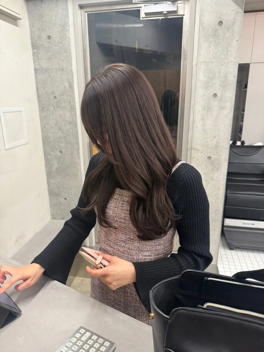 ロング カラー ロングレイヤー アッシュ ベージュカラー ブリーチ 透明感カラー カット ヘアカラー トリートメント 誰より丁寧なカット/ 小林輝/レイヤーのヘアスタイル
