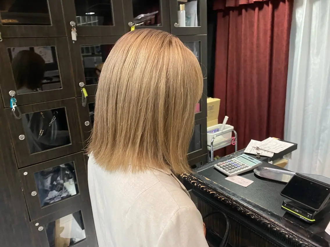 ミディアム カラー ベージュカラー ミルクティーベージュ ヘアカラー グレージュ達人/赤み 消し/ブリーチ/岩崎のヘアスタイル