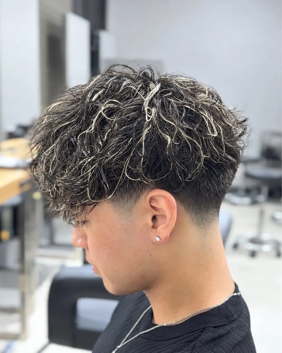 ショート カラー パーマ メンズ メンズハイライト メンズメッシュ メンズパーマ スペインカール ハイライトカラー カット ヘアカラー パーマ 🔥メンズ 特化🔥菊水皐暉🔥のヘアスタイル
