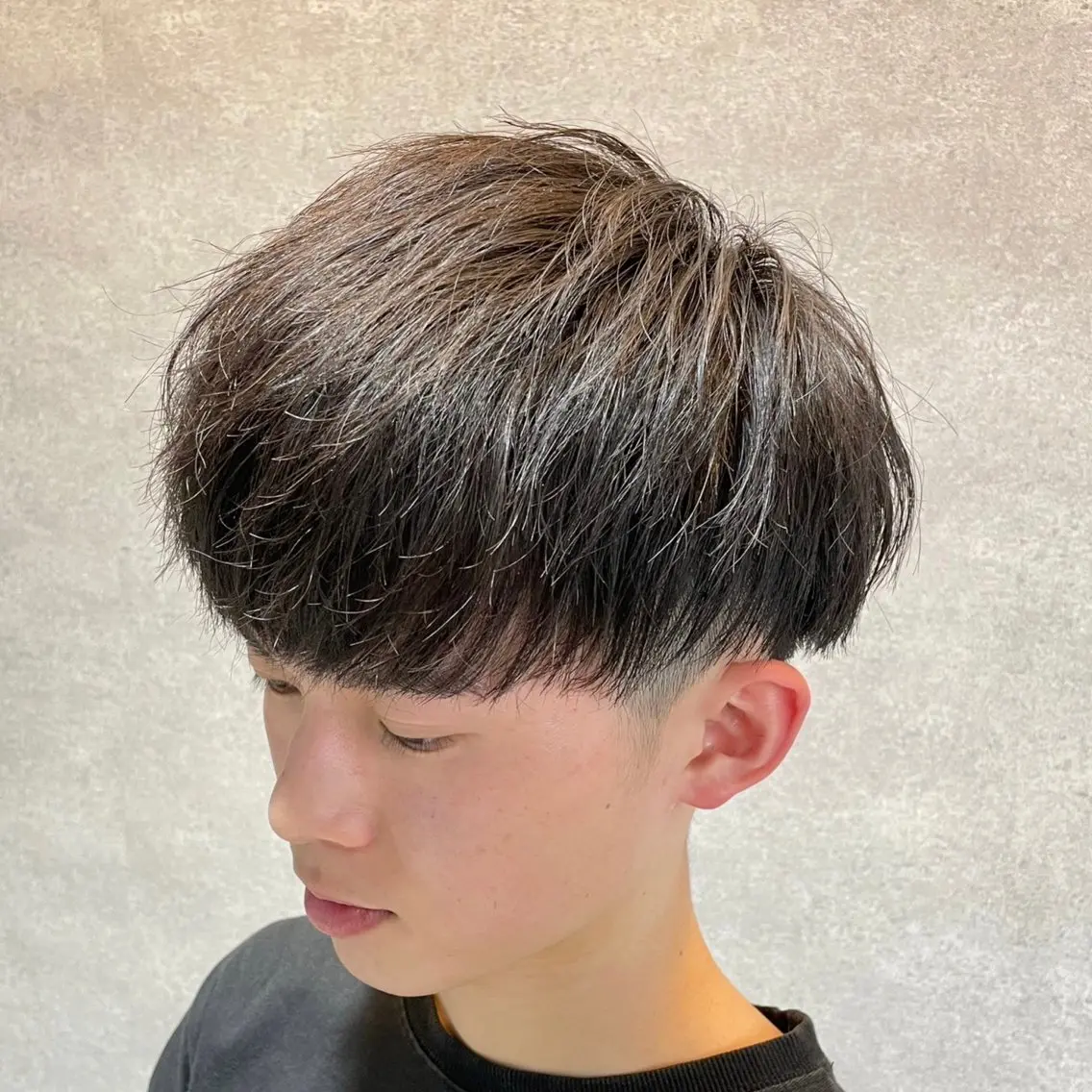 ショート メンズ センターパート メンズハイライト メンズメッシュ マッシュ メンズパーマ 仕上がり満足度No. 1🔥BLUCK🔥のヘアスタイル