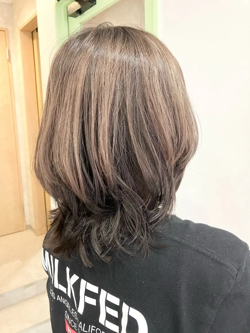 ミディアム 須賀 知穂のヘアスタイル