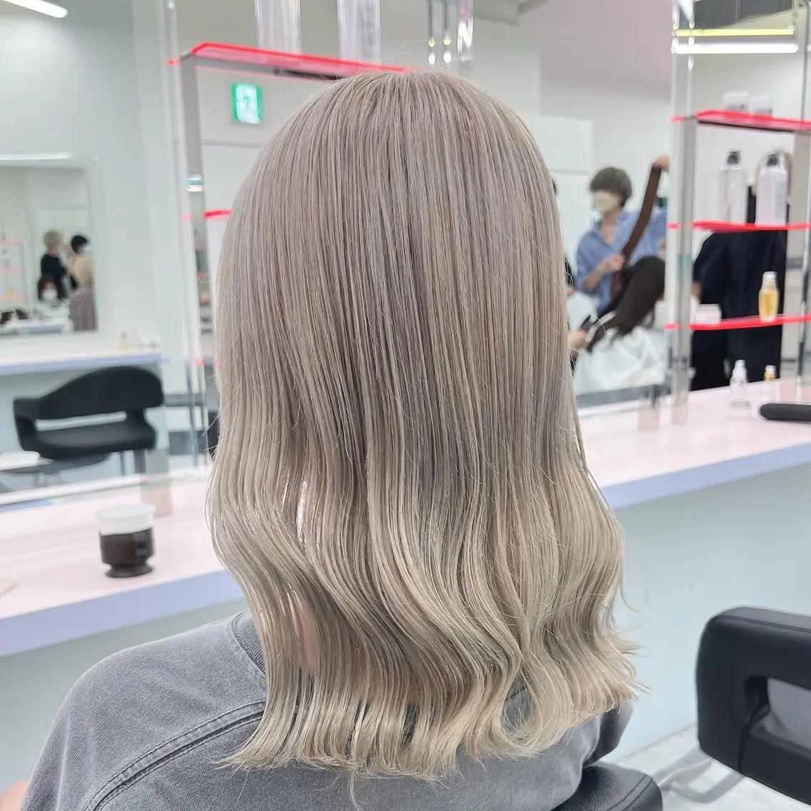 セミロング カラー ヘアカラー ヘッドスパ 🫧ハイトーン🫧 ベージュ🫧徹哉のヘアスタイル