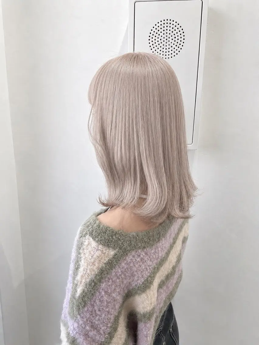 ミディアム 似合わせカット Muミュー/ブリーチ ハイトーン Wカラーのヘアスタイル