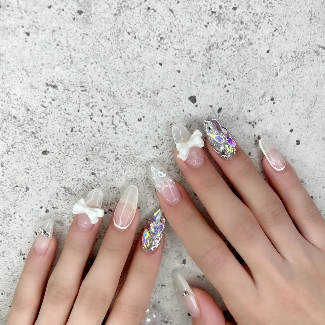 ロング カラー パーマ ヘアアレンジ メンズ キッズ ネイル マツエク・マツパ アイブロウ ロング ロングネイル リボン スカルプネイル ホワイト Salon Ｋのネイルデザイン
