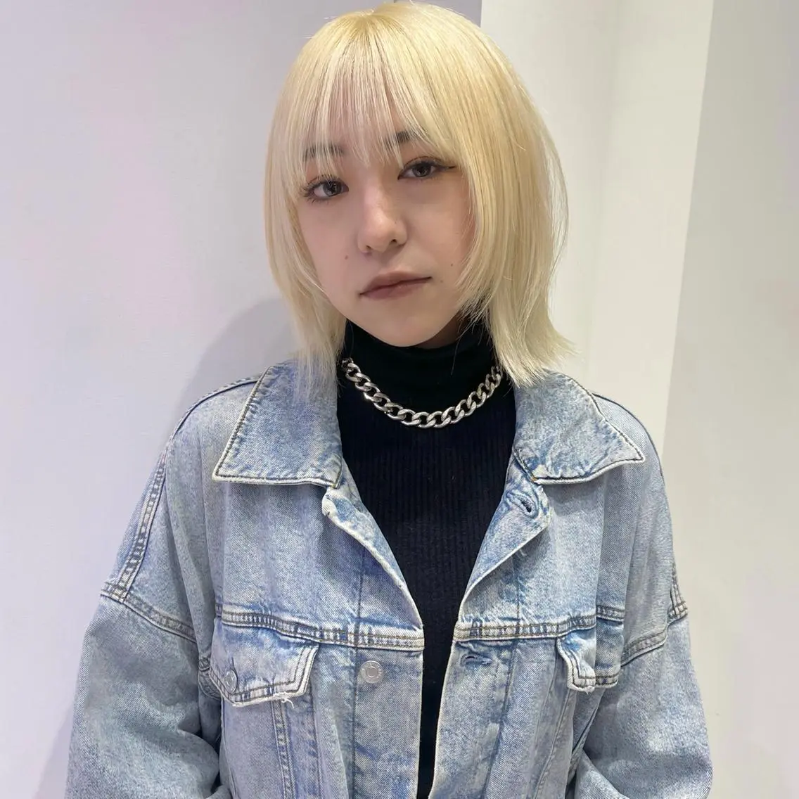 ミディアム カラー ブリーチ 抜きっぱなしブロンド ブロンド 顔まわりレイヤー 顔周りカット カット ヘアカラー レイヤーカット🪽 カネコミユのヘアスタイル
